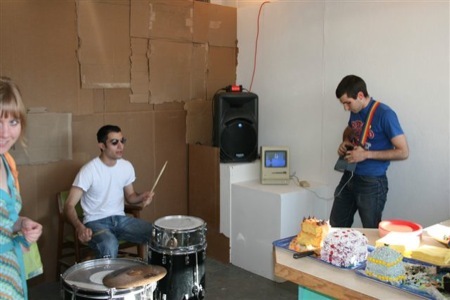 Un Macintosh 128k hacké pour faire de la musique. Un Macintosh 128k hacké pour faire de la musique.