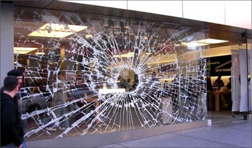 Apple Store, une vitrine cassée Apple Store, une vitrine cassée