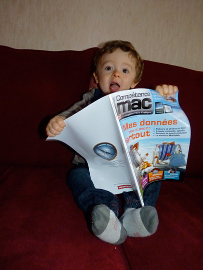 Maxence lit les news sur Mac et iPhone, geek à 17 mois • Jean-François Graignic