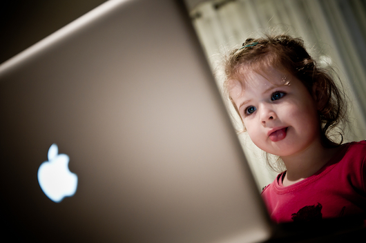 Pauline, 2 ans Mac Addict • Ludovic Charbonneau Pauline, 2 ans Mac Addict • Ludovic Charbonneau