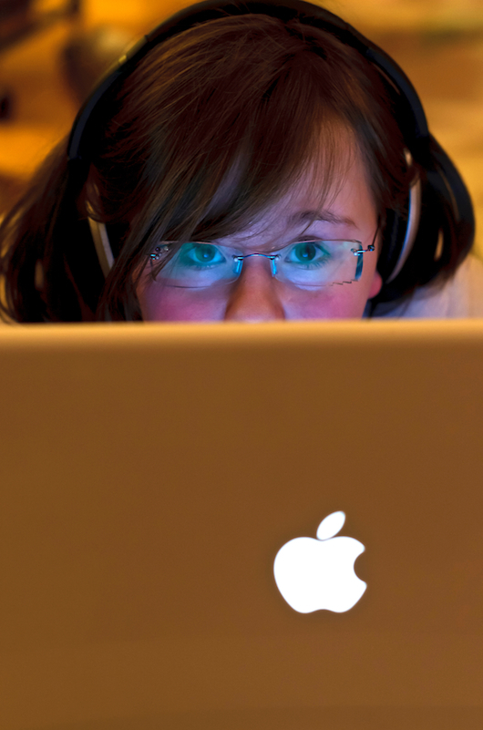 Absorbée par son Mac • Jean Meder Absorbée par son Mac • Jean Meder