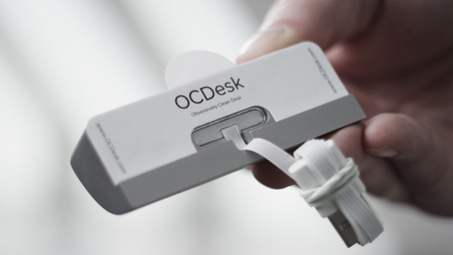 L'ingénieux câble USB plat qui passera sous le pied de l'iMac pour être invisible. L'ingénieux câble USB plat qui passera sous le pied de l'iMac pour être invisible.