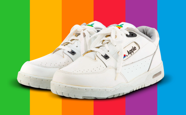 Insolite • Une paire de baskets Apple vendue aux enchères pour… 50 000$ Insolite • Une paire de baskets Apple vendue aux enchères pour… 50 000$