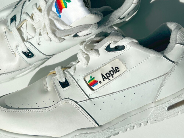 Insolite • Une paire de baskets Apple vendue aux enchères pour… 50 000$ Insolite • Une paire de baskets Apple vendue aux enchères pour… 50 000$