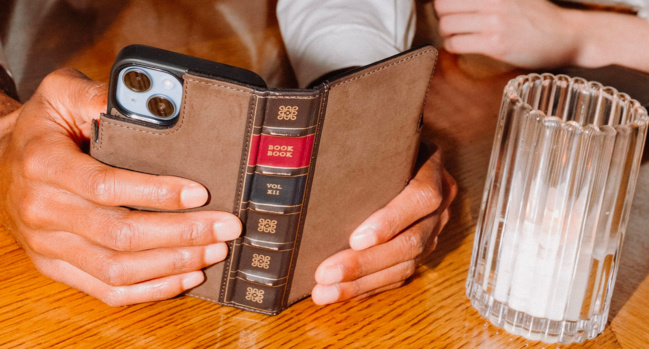 Accessoires • Twelve South ressort ses étuis en cuir BookBook pour le dernier iPhone