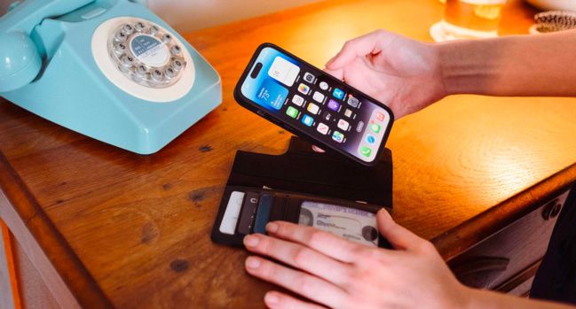 Accessoires • Twelve South ressort ses étuis en cuir BookBook pour le dernier iPhone