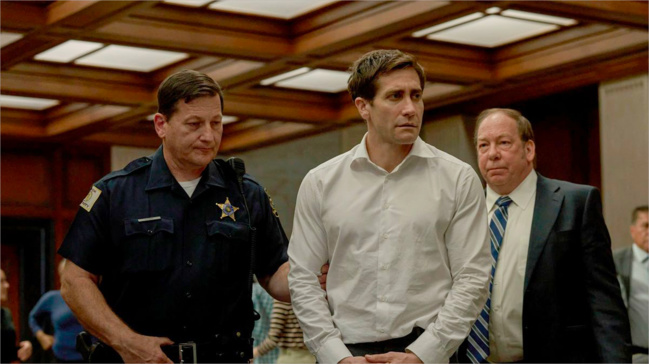 Jake Gyllenhaal en très mauvaise posture. Photo © Apple TV+