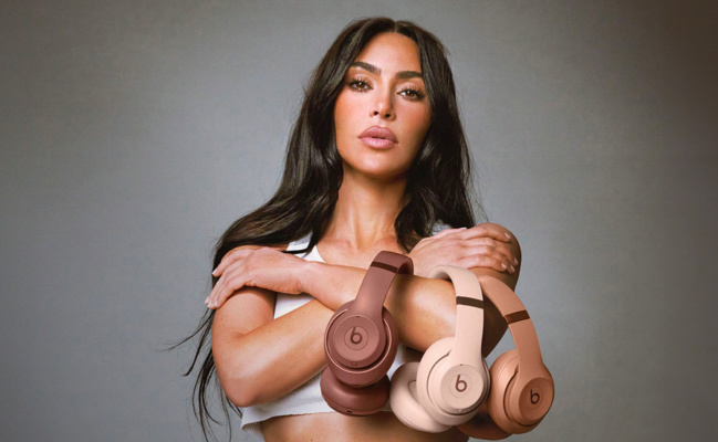 Audio • Une version colorée du casque Beats Studio Pro par Kim Kardashian Audio • Une version colorée du casque Beats Studio Pro par Kim Kardashian