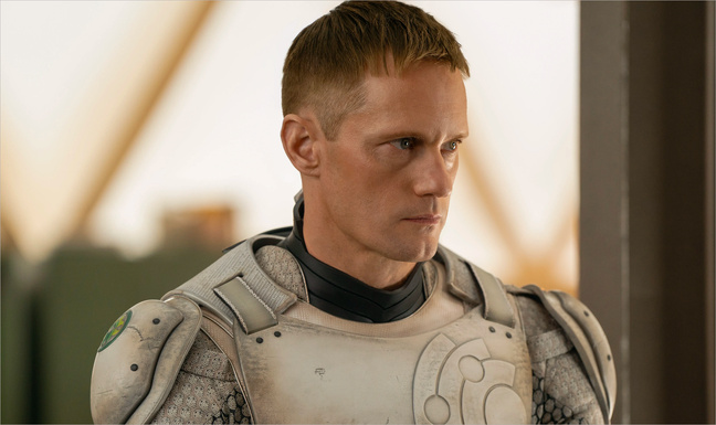 Alexander Skarsgård dans The Murderbot Diaries. Photo © Apple TV+ Alexander Skarsgård dans The Murderbot Diaries. Photo © Apple TV+