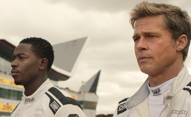 Damson Idris et Brad Pitt dans F1 © Apple TV+. Damson Idris et Brad Pitt dans F1 © Apple TV+.