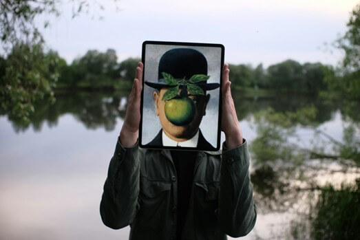 Deepfakes et réseaux sociaux : un cocktail explosif pour la désinformation Deepfakes et réseaux sociaux : un cocktail explosif pour la désinformation