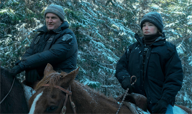 Jason Clarke et Haley Bennett dans The Last Frontier. Photo • Apple TV+. Jason Clarke et Haley Bennett dans The Last Frontier. Photo • Apple TV+.