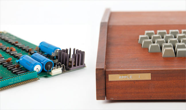 Insolite • Un très rare Apple I dans son socle d’origine en bois, vendu 475 000 dollars Insolite • Un très rare Apple I dans son socle d’origine en bois, vendu 475 000 dollars