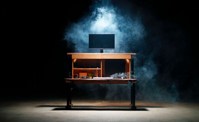 Matériel • Un bureau assis-debout qui se divise en deux pour plus de confort