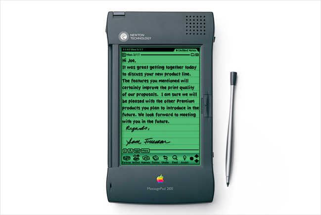 Le Newton ou MessagePad 2100. Photo © Apple.