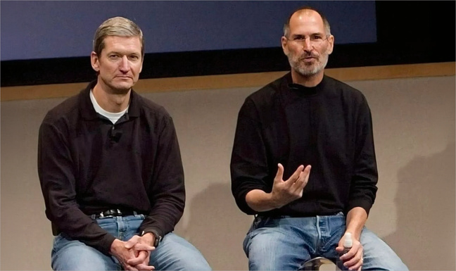 Tim Cook et Steve Jobs. Photo © Apple.