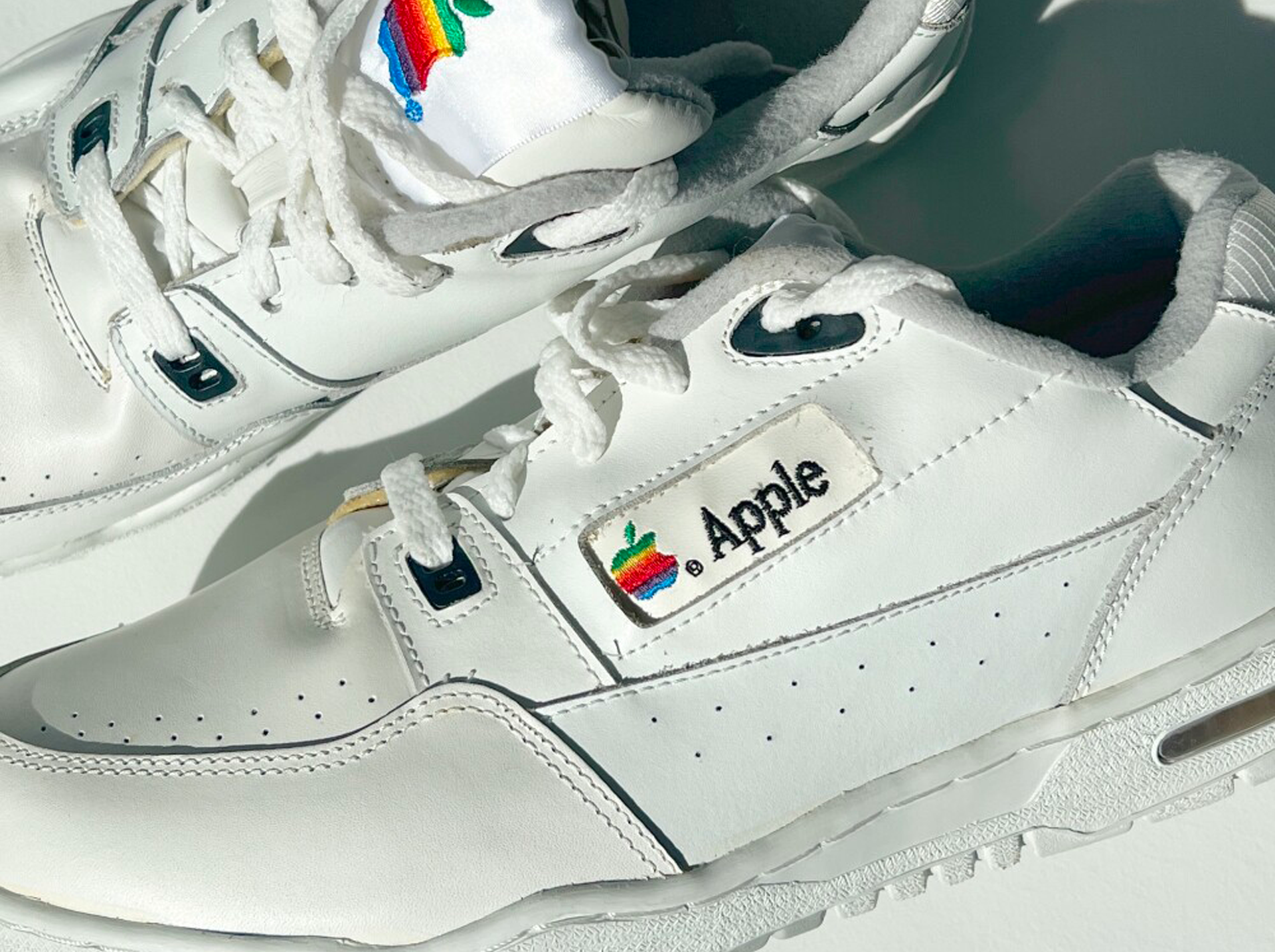 Insolite • Une paire de baskets Apple vendue aux enchères pour… 50 000$