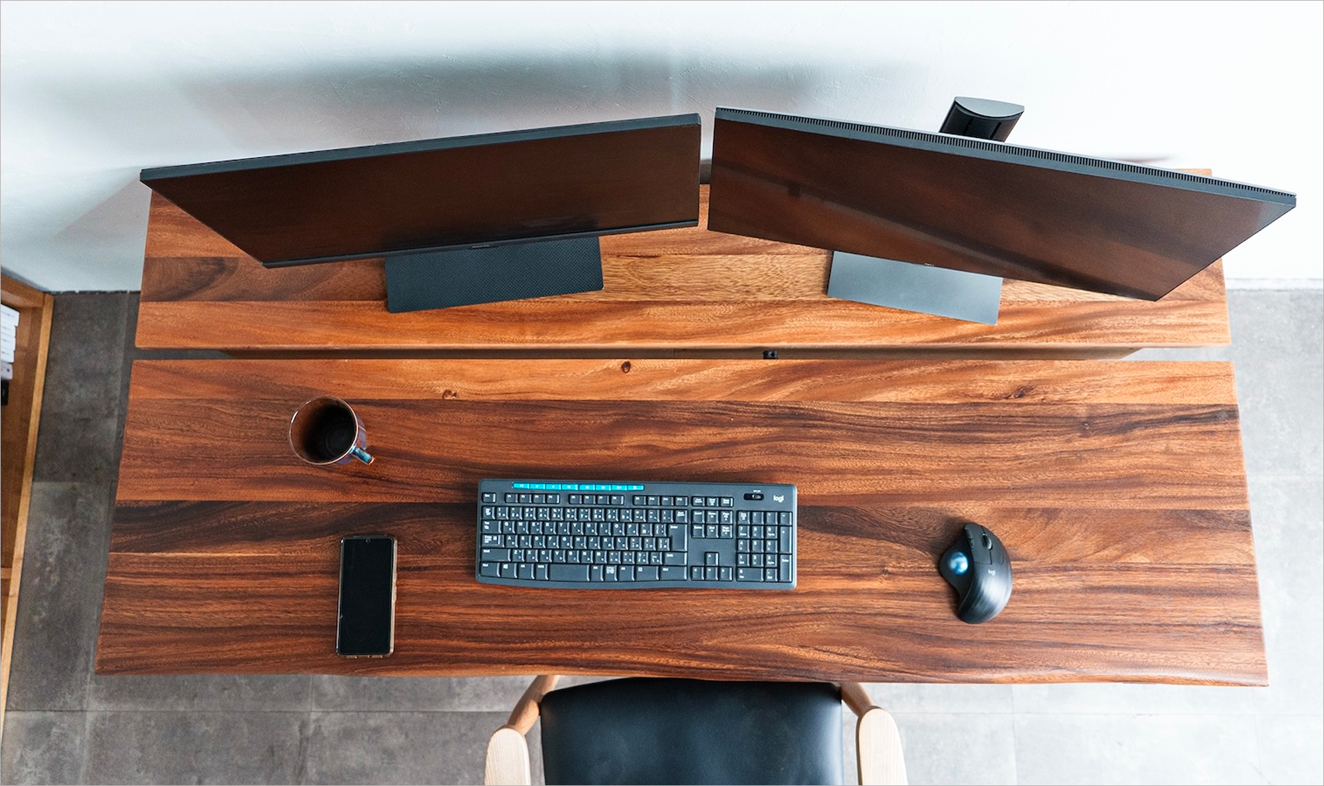 Matériel • Un bureau assis-debout qui se divise en deux pour plus de confort