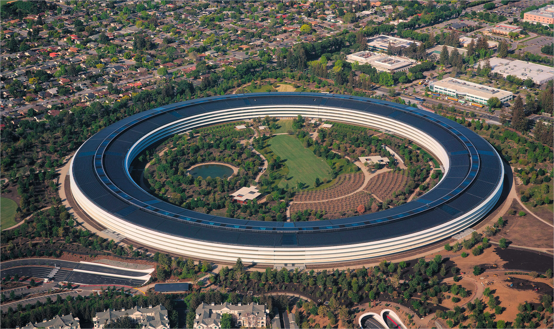 IMG_002 Vue aérienne de l'Apple Park. Photo © Daniel L. Liu.