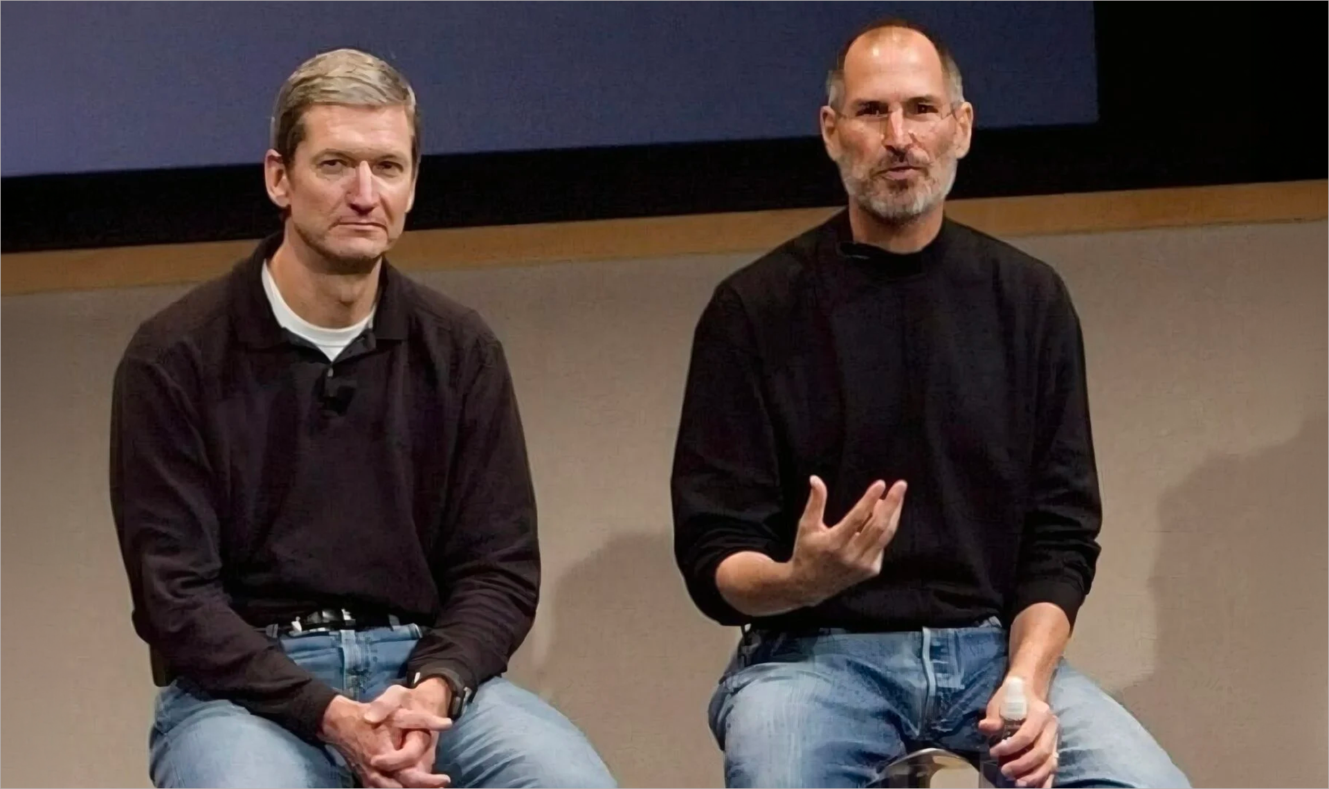 Tim Cook et Steve Jobs. Photo © Apple.