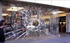 Apple Store, une vitrine cassée