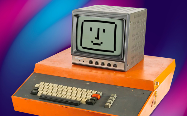 Insolite • Un très rare Apple I dans son socle d’origine en bois, vendu 475 000 dollars