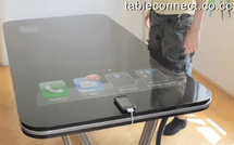 Une table et un iPhone, croisement.