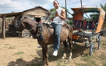 Un jeune lisant le magazine sur son cheval • Frédéric Sita-Depaget